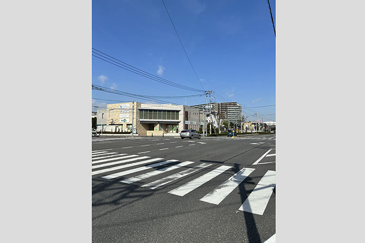 交差点についたら建物が見えました