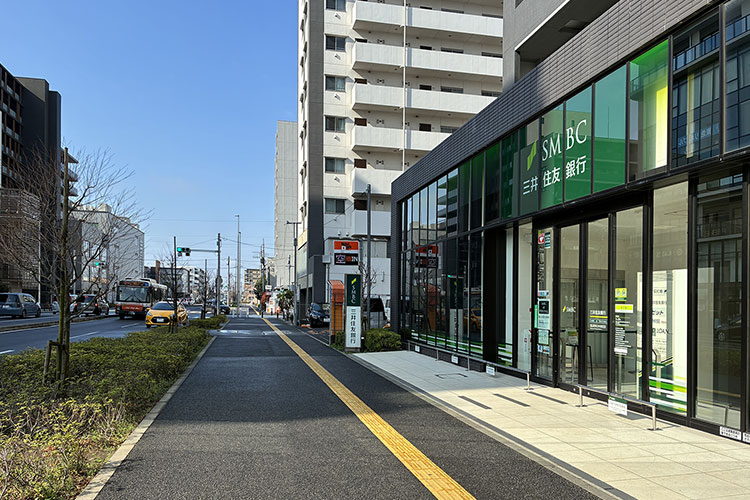 三井住友銀行を通り過ぎます